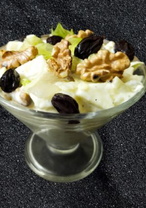 વોલડોર્ફ સલાડ (Waldorf Salad Recipe In Gujarati) રેસીપી મુખ્ય ફોટો