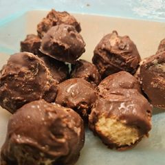 A picture of Peanut butter chocolate cottage cheese balls.