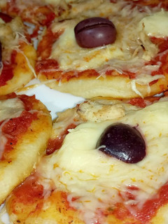 صورة لوصفة ميني بيتزا بعجينة خفيفة و هشة 🍕