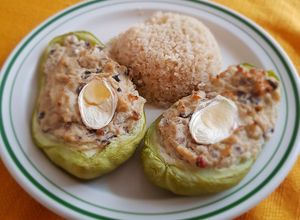 Una foto de Chayotes rellenos de requesón con champiñones