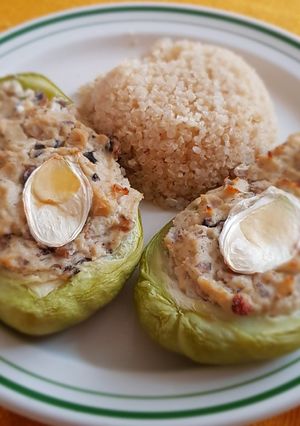 Una foto de Chayotes rellenos de requesón con champiñones