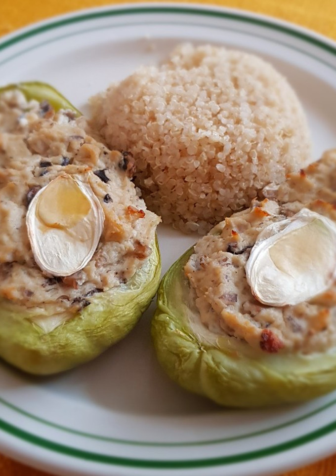 Una foto de Chayotes rellenos de requesón con champiñones