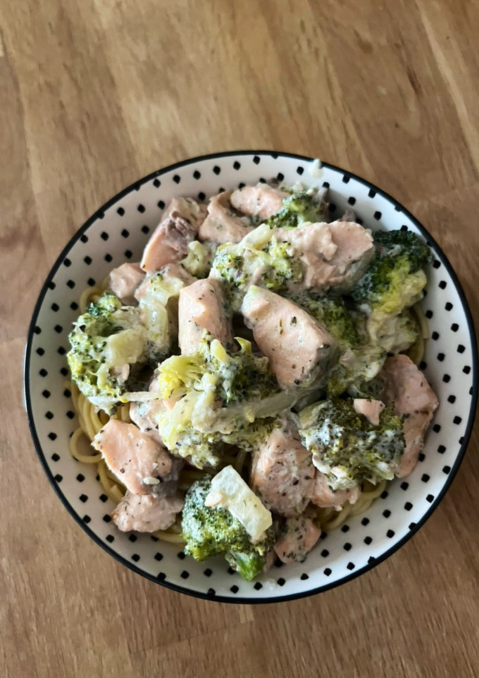 Una foto de Espaguetis con salmón y brócoli - Receta de batch cooking