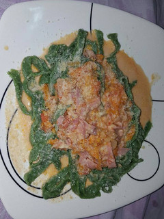 Una foto de Fideos caseros de espinaca con salsa rosa