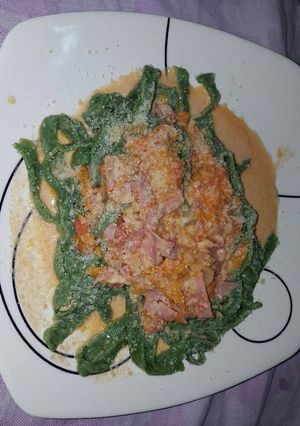 Una foto de Fideos caseros de espinaca con salsa rosa