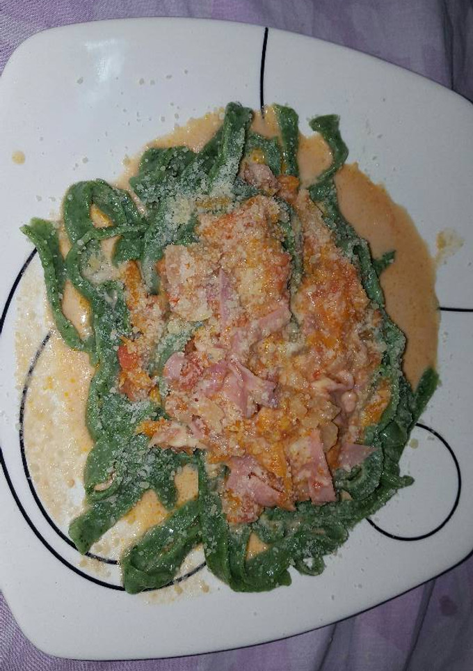 Una foto de Fideos caseros de espinaca con salsa rosa