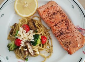Gambar Pesto Pasta with Grilled Garlic Salmon + Butter Lemon 🇮🇹