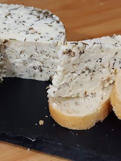 Una foto de Queso fresco a las finas hierbas