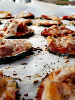 Una foto de Mini pizzas de calabacín
