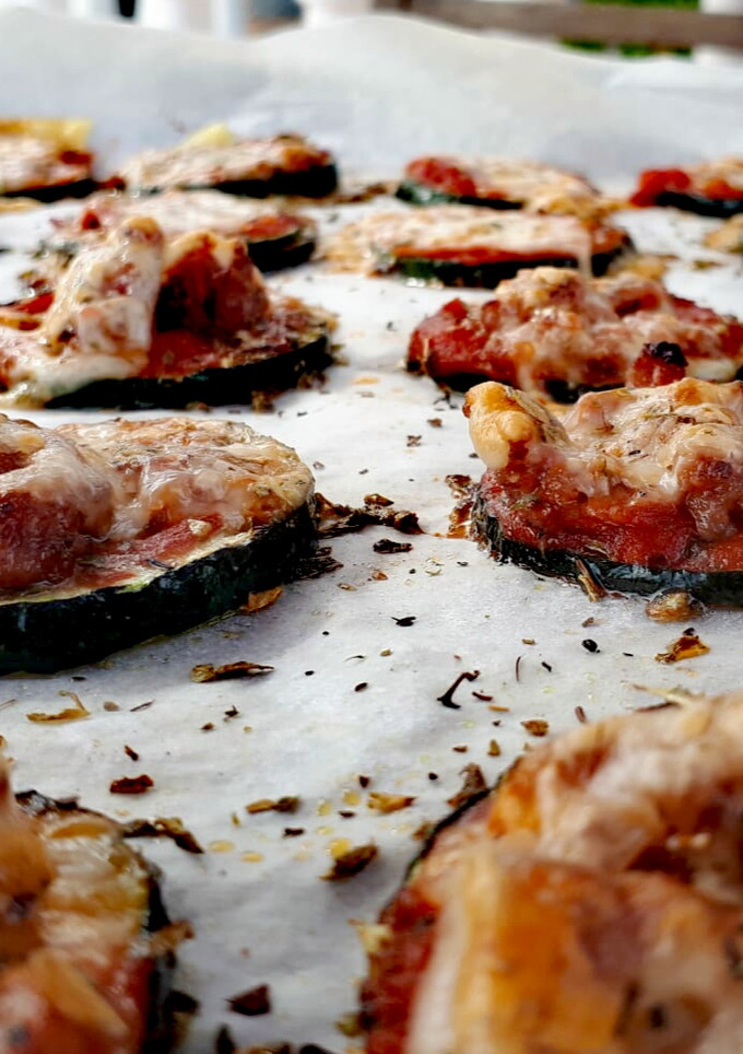 Una foto de Mini pizzas de calabacín