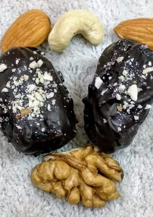 સ્ટફ્ડ ખજૂર ચોકલેટ્સ રેસીપી મુખ્ય ફોટો