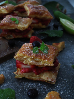 Foto de Folhadinhos de Frutos Vermelhos, Limão Caviar e Hortelã