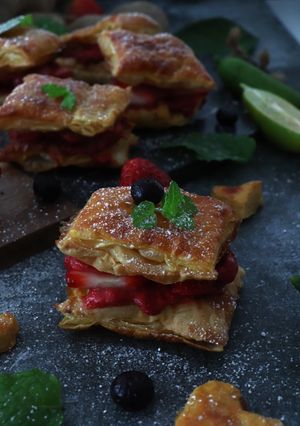 Foto de Folhadinhos de Frutos Vermelhos, Limão Caviar e Hortelã