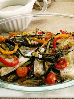 Una foto de Filetes de dorada con verduras y salsa de setas
