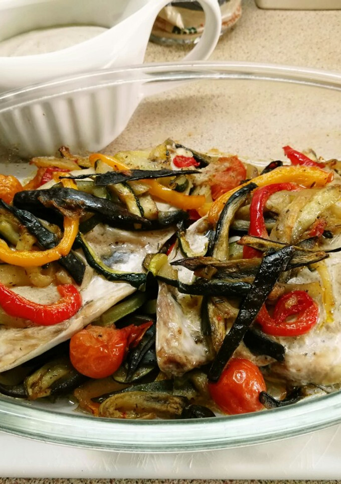 Una foto de Filetes de dorada con verduras y salsa de setas