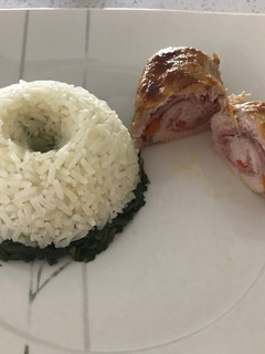 Una foto de Pollo relleno con arroz y espinacas