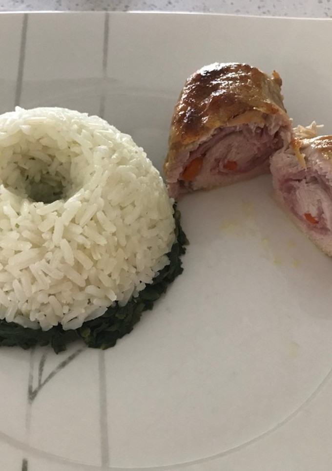 Una foto de Pollo relleno con arroz y espinacas