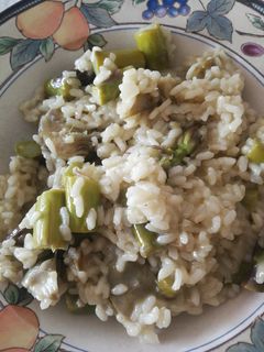 Una foto de Risotto amb carxofes i espàrrecs