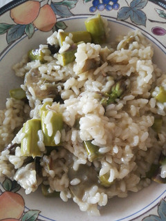 Una foto de Risotto amb carxofes i espàrrecs