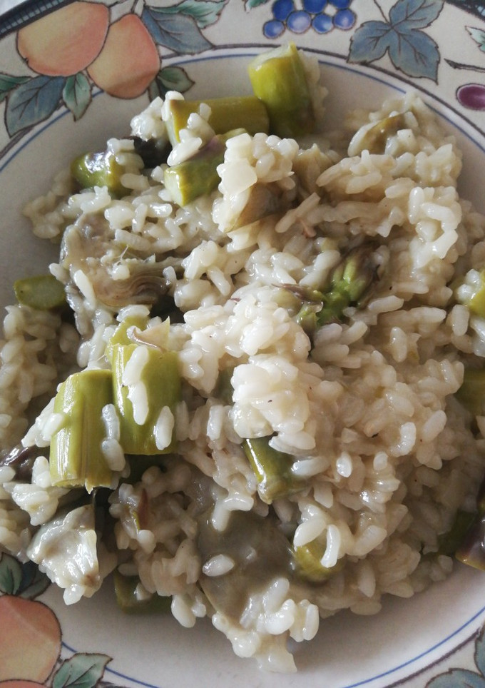 Una foto de Risotto amb carxofes i espàrrecs