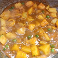 A picture of Aloo Matar Gravy.