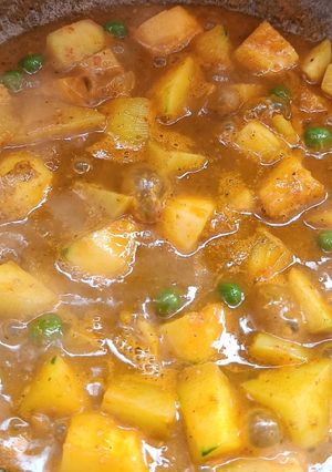 A picture of Aloo Matar Gravy.