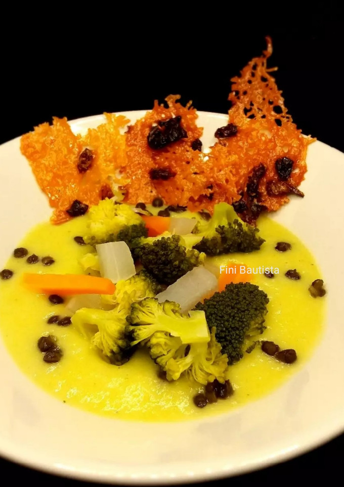 Una foto de Crema de calabacín con crujiente de queso y tomate deshidratado