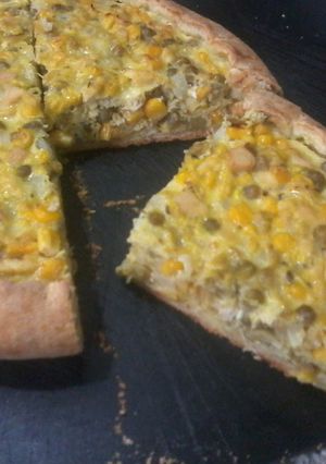 Una foto de Tarta fácil de choclo, arvejas y restos de pollo