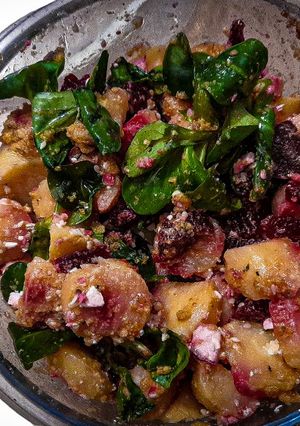 Une photo de Salade pomme de terre betterave feta