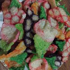 A picture of Krupuk nasi bentuk buah.