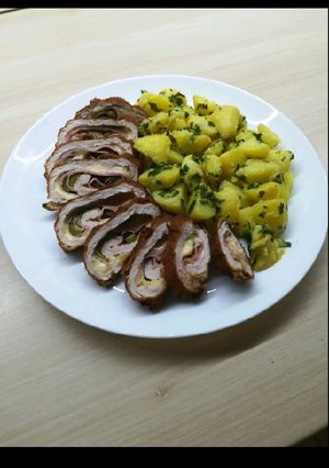 Sajttal - sonkával - uborkával töltött sertéstekercs recept fotója