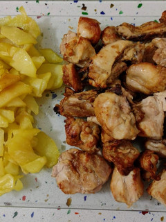 Una foto de Pollo frito y patatas fritas en freidora de aire