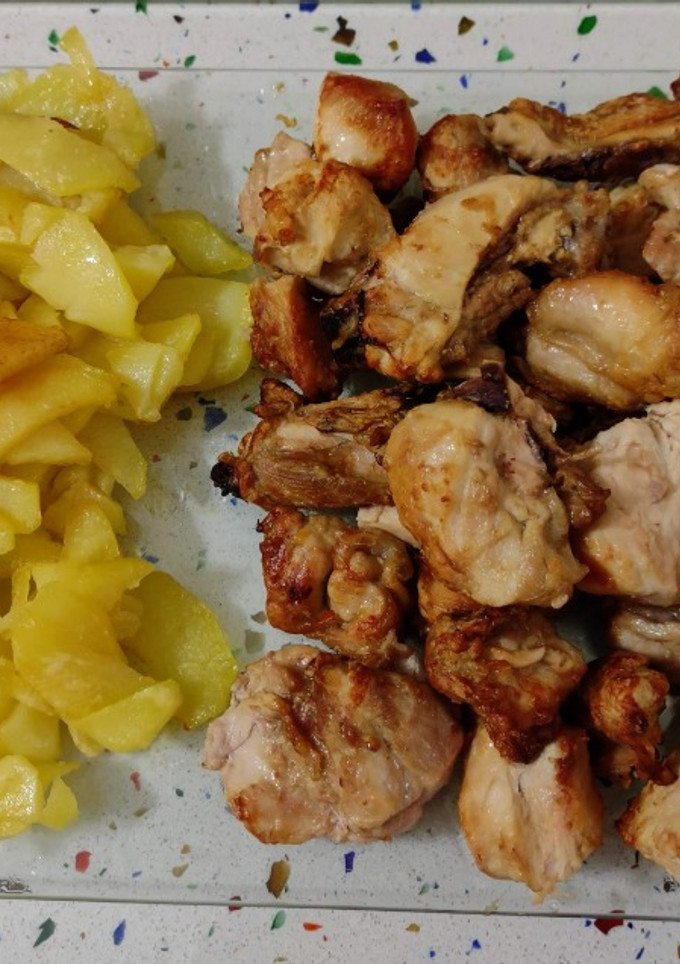 Una foto de Pollo frito y patatas fritas en freidora de aire