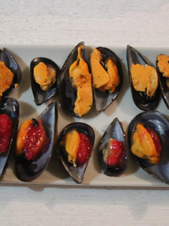 Una foto de Mejillones al vapor con dos salsas