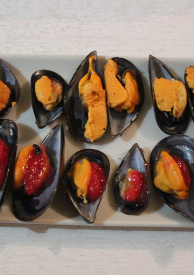 Una foto de Mejillones al vapor con dos salsas