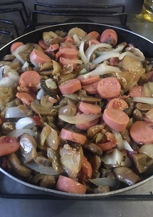 Una foto de Champiñones con tocino, cebolla, salchicha y ajo