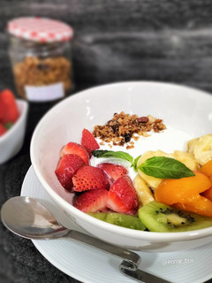 Una foto de Bowl de fruta, yogur y granola