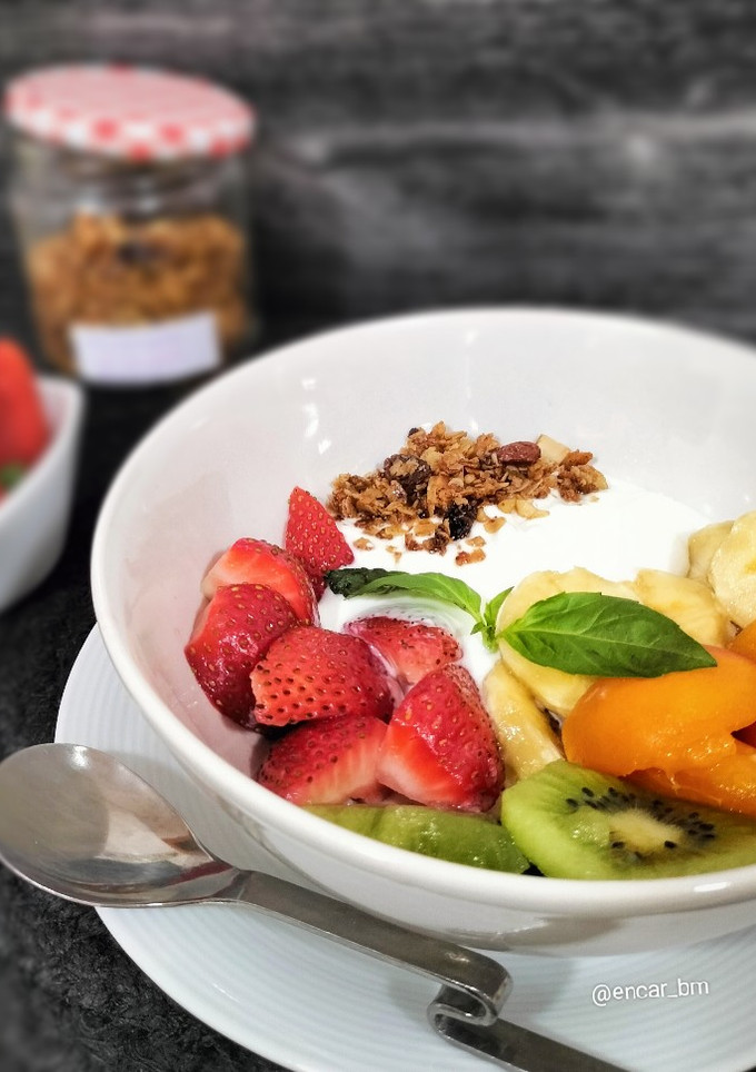 Una foto de Bowl de fruta, yogur y granola