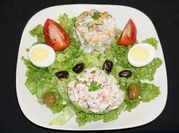 Una foto de ensalada de papa aceitunas