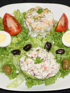 Una foto de Palta rellena con ensalada de albacora