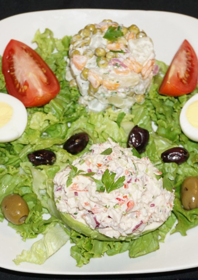 Una foto de Palta rellena con ensalada de albacora