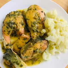 A picture of Salmon in lemon and butter sauce 🍋🧈 with boiled cauliflower.