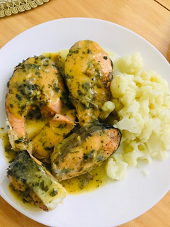A picture of Salmon in lemon and butter sauce 🍋🧈 with boiled cauliflower.