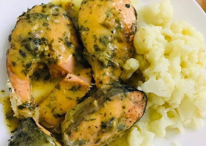 Recipe of Homemade Salmon in lemon and butter sauce 🍋🧈 with boiled cauliflower