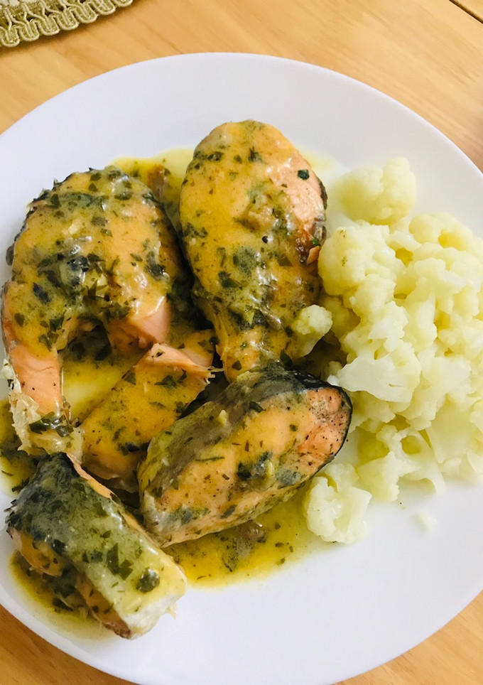 A picture of Salmon in lemon and butter sauce 🍋🧈 with boiled cauliflower.