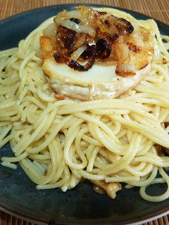 Una foto de Espaguetis con nueces, salsa de maíz y queso de cabra