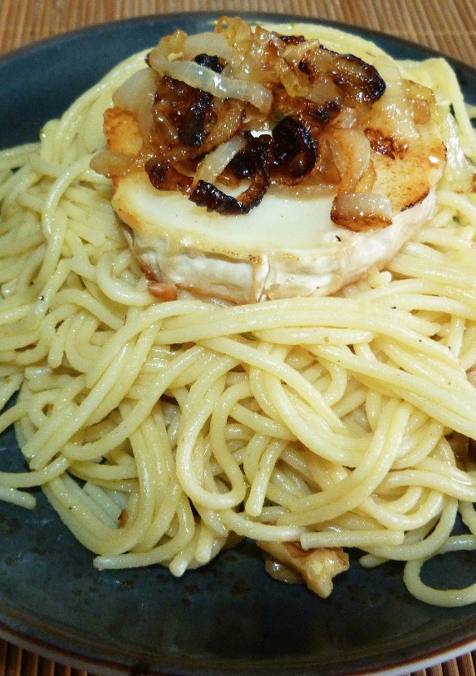 Una foto de Espaguetis con nueces, salsa de maíz y queso de cabra