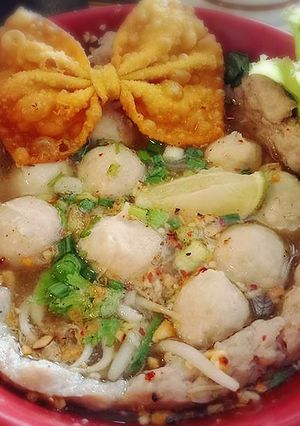 รูปของ เกี้ยมอี๋ต้มยำในชามหมูสับผูกโบว์