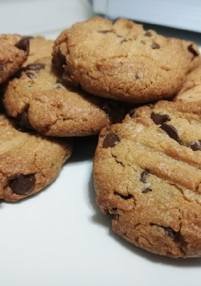 Una foto de Galletas de Mantequilla de Cacahuete y Chocolate🥜🍪🍫