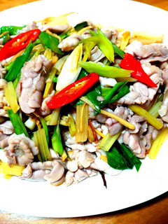 薑絲、蒜苗、芹菜炒魚鰾(創意料理) 的食譜成品照片